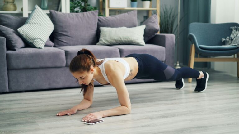 devojka u plank-u