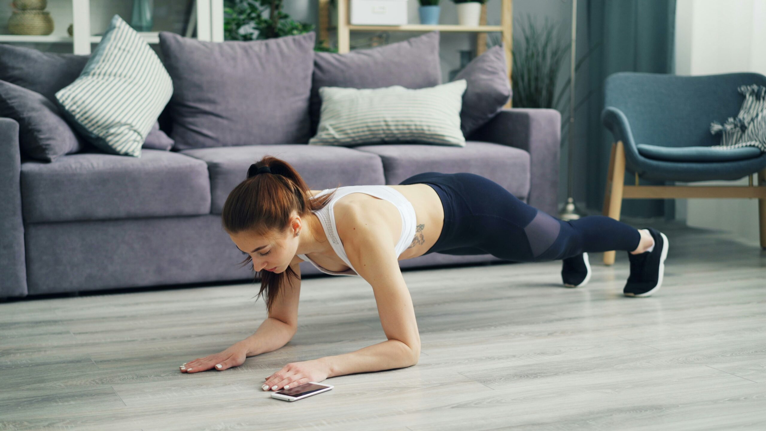 devojka u plank-u