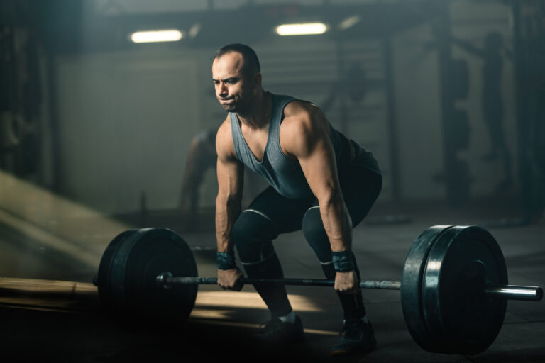 covek izvodi deadlift