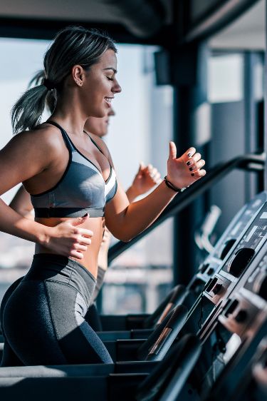 Žena trči - radi kardio